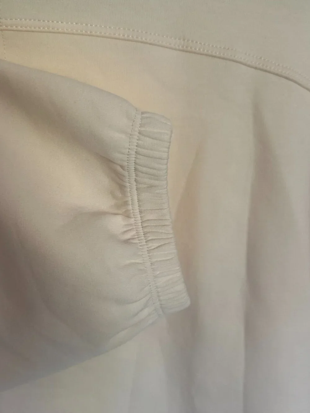 Club Pilates Cream Oversized Lightweight Sweatshirt NWOT Sz. 4 - Picture 4 of 6
